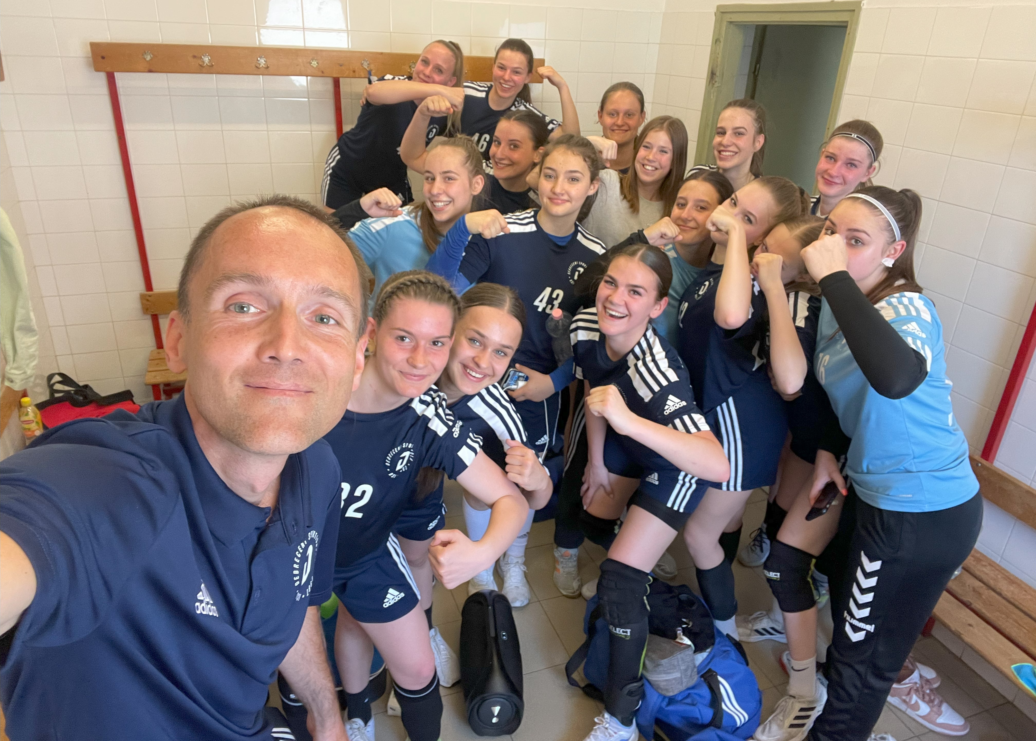 Megcsinálták! Bajnoki bronzérmes U17-es lány kézilabda csapatunk